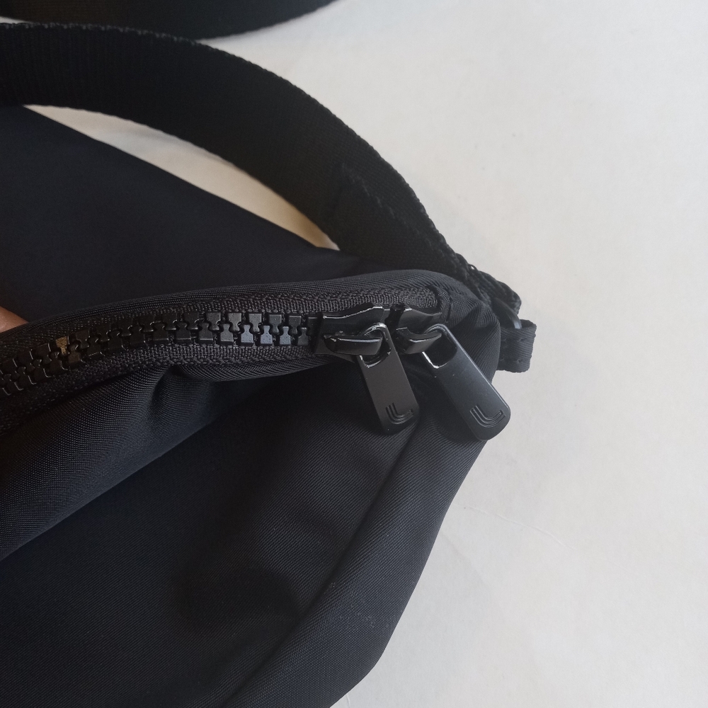 SOLD!Lole Nylon Black Crossbody Bag Adjustable Strap Unisex NWOT - Picture 11 of 12